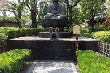 <p>องค์พระพุทธรูปที่ประดิษฐานอยู่ภายในสวนของวัด</p>