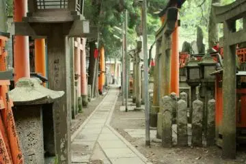 Sebuah gang yang tenang di atas bukit