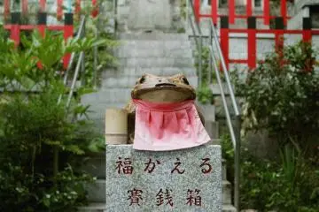 Patung katak yang dilihat melaluinya kuil yang lebih kecil