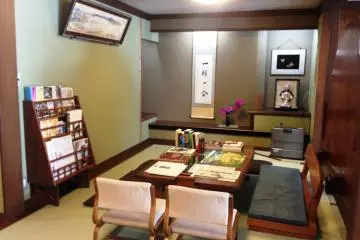 The lobby lounge with a selection of magazines and a tourist guide handwritten by the owner's daughter.
