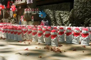 <p>There were many of these little statues on sale.</p>