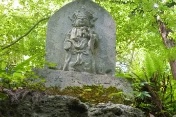 <p>Along the way, you'll pass many of these small statues.</p>