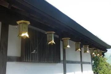 <p>These golden lanterns caught my attention.</p>