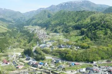 <p>There is a breathtaking view of the valley from the Godaido Hall. The Fuga no Kuni Complex can also be seen from up here.</p>