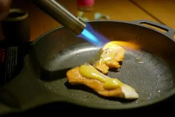 <p>We slightly burn the salmon's miso dressing.&nbsp;</p>
