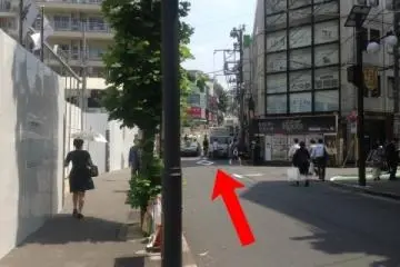 <p>화살표방향으로 골목에 조금만 올라가주세요!</p>