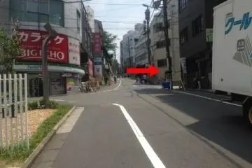 <p>패밀리마트에서 오른쪽 골목으로 들어가주시면 바로 발견하실 수 있답니다.</p>
