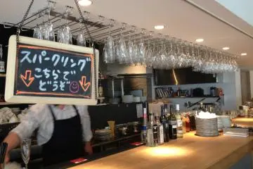 <p>Get all the sparkling wine you desire here.</p>