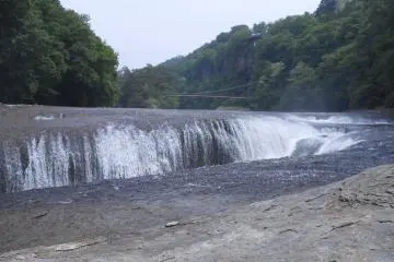 <p>Fukiware-no-taki ou les chutes Fukiware sont connues pour &ecirc;tre un tr&eacute;sor naturel important du Japon</p>