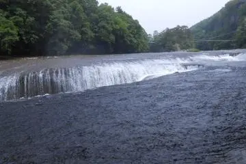 <p>Il a fallu environ 10000 ann&eacute;es pour cr&eacute;er une chute de 7 m&egrave;tres, mesurant une largeur d'environ 30 m&egrave;tres</p>