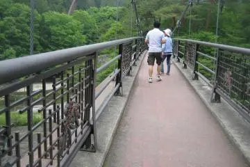 <p>Il y a &eacute;galement un pont suspendu depuis lequel vous pouvez avoir un bel aper&ccedil;u sur les chutes</p>
