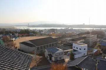 탑의 꼭대기에서는 미쿠니쵸가 한눈에 들어온다. 저쪽에 가로놓인 것은 쿠쥬류가와