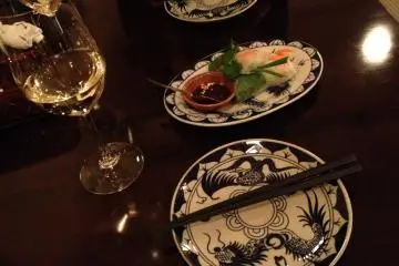 <p>Fresh prawn rolls with plum dipping sauce (バイン・クォン)</p>