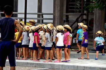 <p>Kids learning Buddhist&nbsp;customs</p>