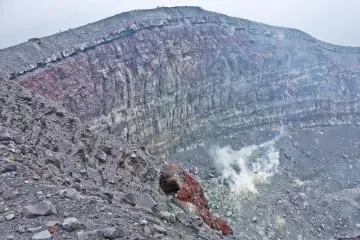 Di sepanjang puncak gunung berapi