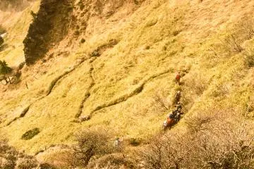 Zigzag turun ke "Yu-no-tairaguchi"