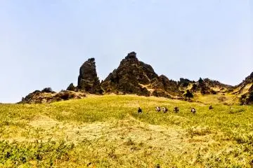 Berjalan melalui "negara hobbit" menuju "Yu-no-tairaguchi"