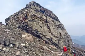Salah satu dari beberapa formasi batuan aneh di sepanjang puncak kawah