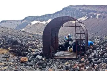 Tempat berteduh darurat dekat puncak Gunung Asama