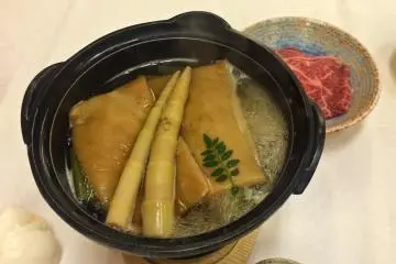 <p>Akita&nbsp;Sukiyaki (steamed steak), and bambo root soup</p>