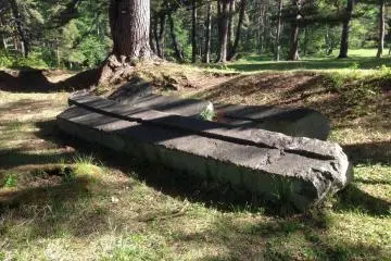 Ruins of the stone torii.