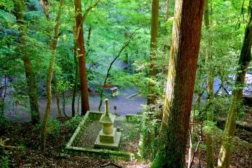 <p>Memorial stones for Minamoto-no Yoshitsune (a younger brother of Minamoto-no Yoritomo, the first Shogun of Kamakura Shogunate). Yoshitsune lived and studied here for 10 years</p>