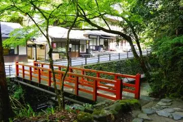 <p>This side is Kurama; cross over the bridge and you are in&nbsp;Kibune</p>