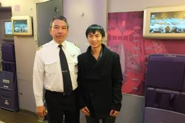 <p>ถ่ายรูปคู่กับกัปตันเที่ยวบิน TG677 ที่นำพาผมและผู้โดยสารทุกคนมาถึงท่าอากาศยานสุวรรณภูมิโดยปลอดภัย</p>