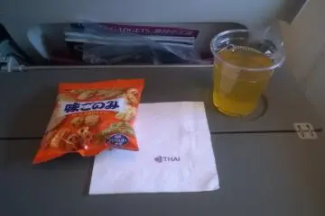 <p>ขนมขบเคี้ยวและน้ำแอ๊ปเปิ้ล</p>