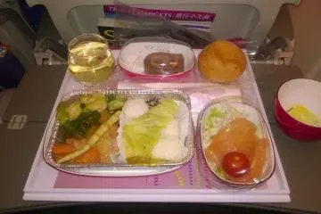 <p>อาหารเย็น ข้าวไก่ซอสเทอริยากิ สลัดแซลมอนรมควัน ขนมหวาน และไวน์ขาว</p>