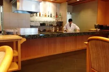 <p>Le bar offre un large choix de sak&eacute; et de spiritueux.</p>