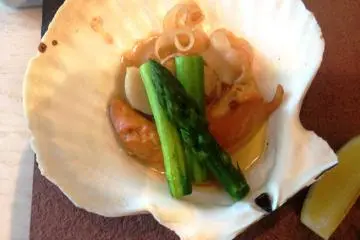 <p>Saint-Jacques Hotate avec ses Asperges</p>