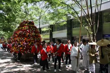 A gorgeous flower covered float