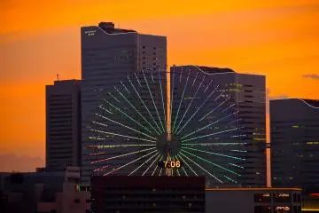 <p>แสงสีในยามเย็นหลังคอสโม คล็อก 21</p>