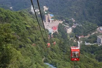 Take the easy way by ropeway, or climb the cliffs. (Photo: <a href="https://commons.wikimedia.org/wiki/File:Gozaisho_Ropeway.jpg" target="_blank" rel="noreferrer noopener nofollow">ヨシキ</a> / <a href="https://creativecommons.org/licenses/by/2.0/" target="_blank" rel="noreferrer noopener nofollow">CC BY 2.0</a>)