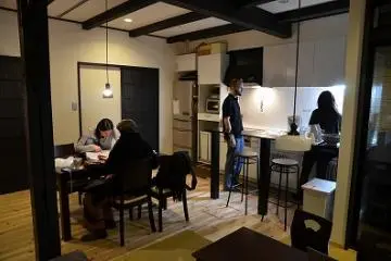 relax at the lounge (Photo: <a href="http://kyotobase.com/erooms.html" target="_blank" rel="noreferrer noopener nofollow">Kyoto Guesthouse Roujiya</a>)