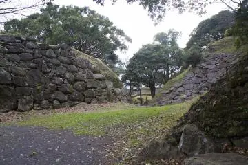<p>Exploring the many walls throughout the grounds</p>