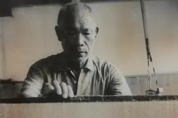 에치젠 와시 종이를 뜨는 직인, 이와노시 이치베에. 쇼와43년, 인간국보로 지정되었다. 쇼와 51년 사망