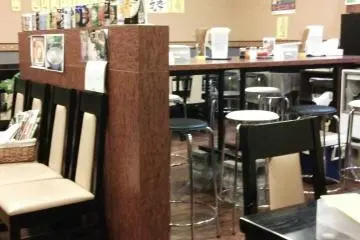 <p>It's a small restaurant, but it's not usually very busy.</p>