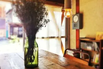 On a sunny spring day, time stands still at Terzo Tempo in Kochi City