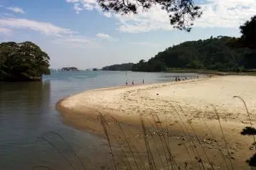 <p>Pantai tepat di seberang pulau dapat dimanfaatkan untuk berenang atau hanya menjadi tempat bersantai atau menikmati pemandangan.</p>
