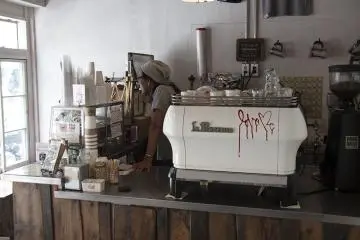 Bear Pond Espresso tampak seperti pom bensin Amerika, tapi pastinya memberikan kopi yang lebih baik.