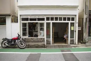 Pemilik tiba setiap pagi den sepeda motornya.