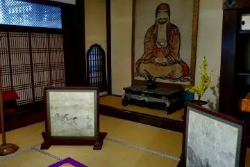 <p>ห้องนี้เป็นห้องของ Matsudaira Mitsumichi เจ้าเมืองคนที่ 4 ของฟุกุอิ ผู้สร้างวัดนี้ภาพวาด Daruma กล่าวกันว่าสามารถมองเห็นได้จาก 8 ตำแหน่ง และทุกๆ ตำแหน่งก็จะสบตากับ Daruma ด้วย</p>