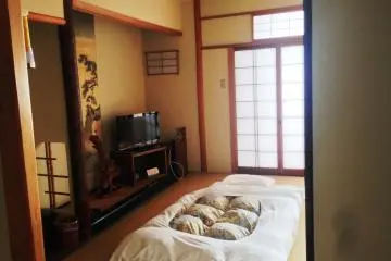 <p>Spacious guest rooms decorated in traditional Japanese style at Kagetsu&nbsp;Ryokan hotel about 30 minutes from Maizuru Cruise Ship Terminal</p>
