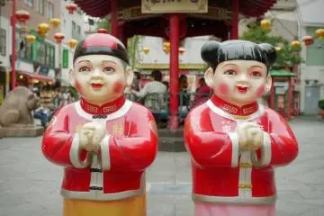<p>Those two statues stand on the main street.</p>