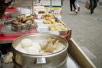 <p>Are you hungry? There are plenty of restaurants selling food on the street in this area.&nbsp;</p>