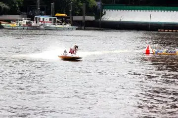 <p>At the turn the drivers stand up a bit and lean to the side to help the boat turn at high speed.</p>