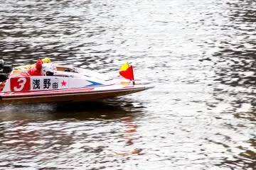 <p>After the quick start some of the boats are neck in neck on the straightaway before getting to the first turn.&nbsp;</p>