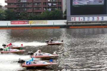 <p>Everyone is trying to edge up ahead before having to do the first turn in the race.&nbsp;</p>
